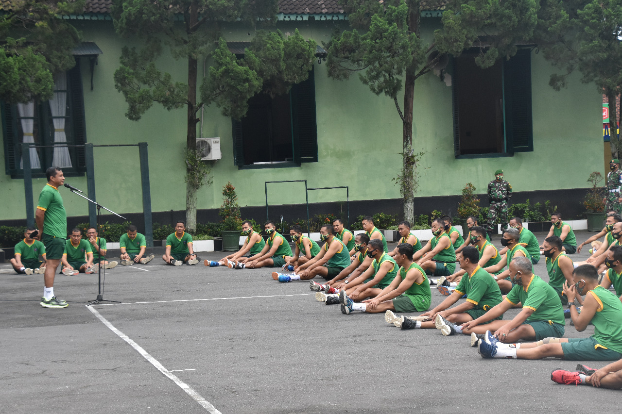 Komandan Korem 073/Makutarama Berikan Jam Komandan Kepada Prajurit Dan PNS 